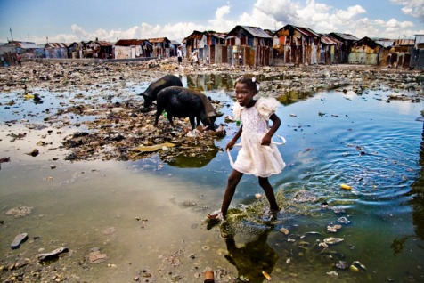 Φωτογραφία της χρονιάς 2008, βραβείο UNICEF, της Βελγίδας φωτογράφου Alice Smeets, 21 ετών. Προ�ρχεται από την παραγκούπολη Cité Soleil, του Port au Prince