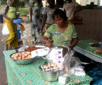 Πωλήτρια στο Adjé-Abidjan, Côte d’Ivoire, Δεκέμβριος, 2007, του Mame Diarra Diop